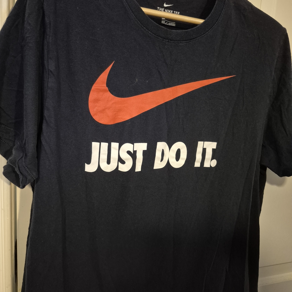 Nike Black T-Shirt with Red Swoosh 2974 - Picture 4 of 6